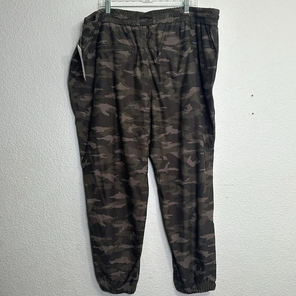 Athleta Farallon Joggers Camo Print Pull On Women Size 26 NWT Activewear Pants - Picture 3 of 12
